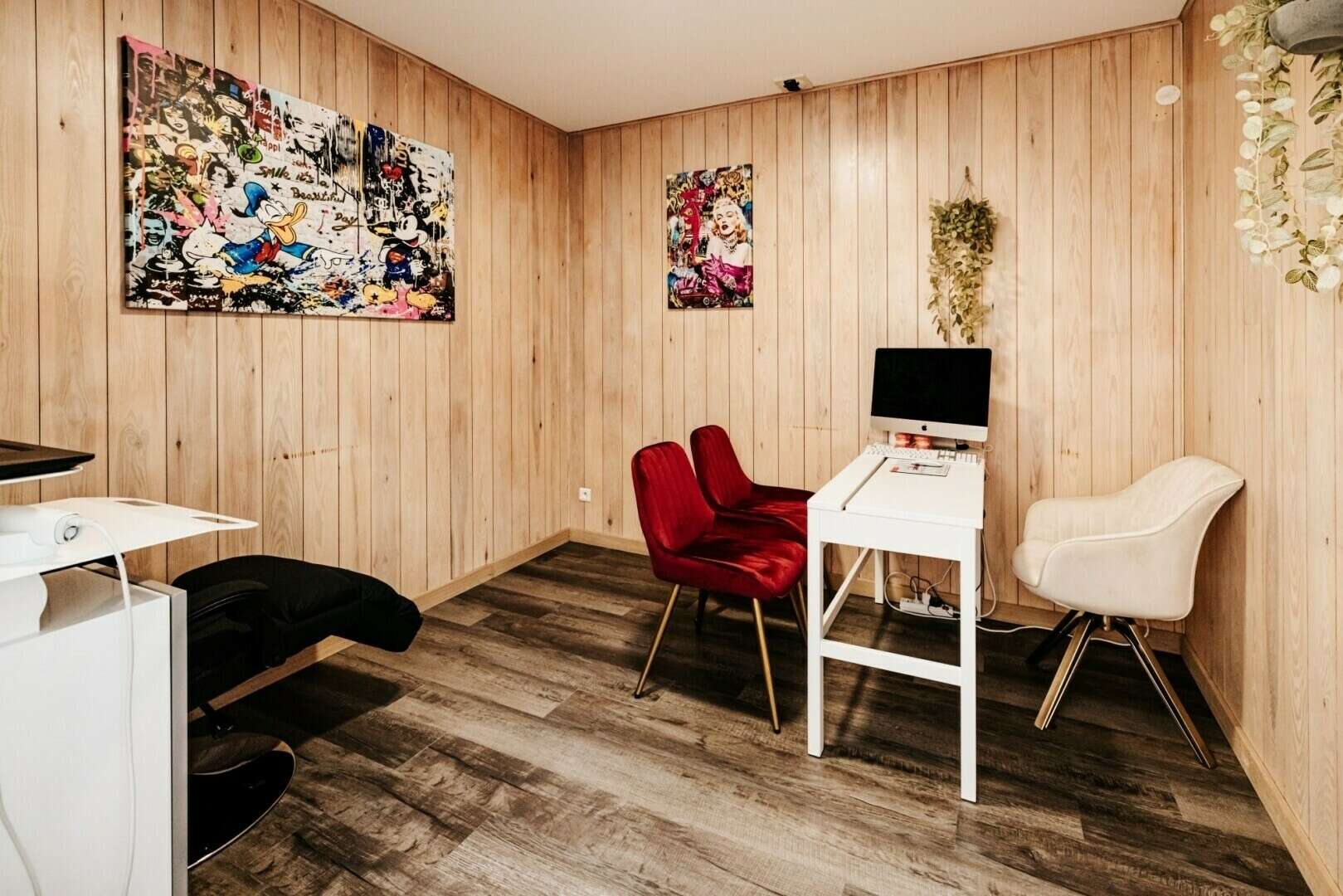 Salle de soin du cabinet avec fauteuil et mur en bois