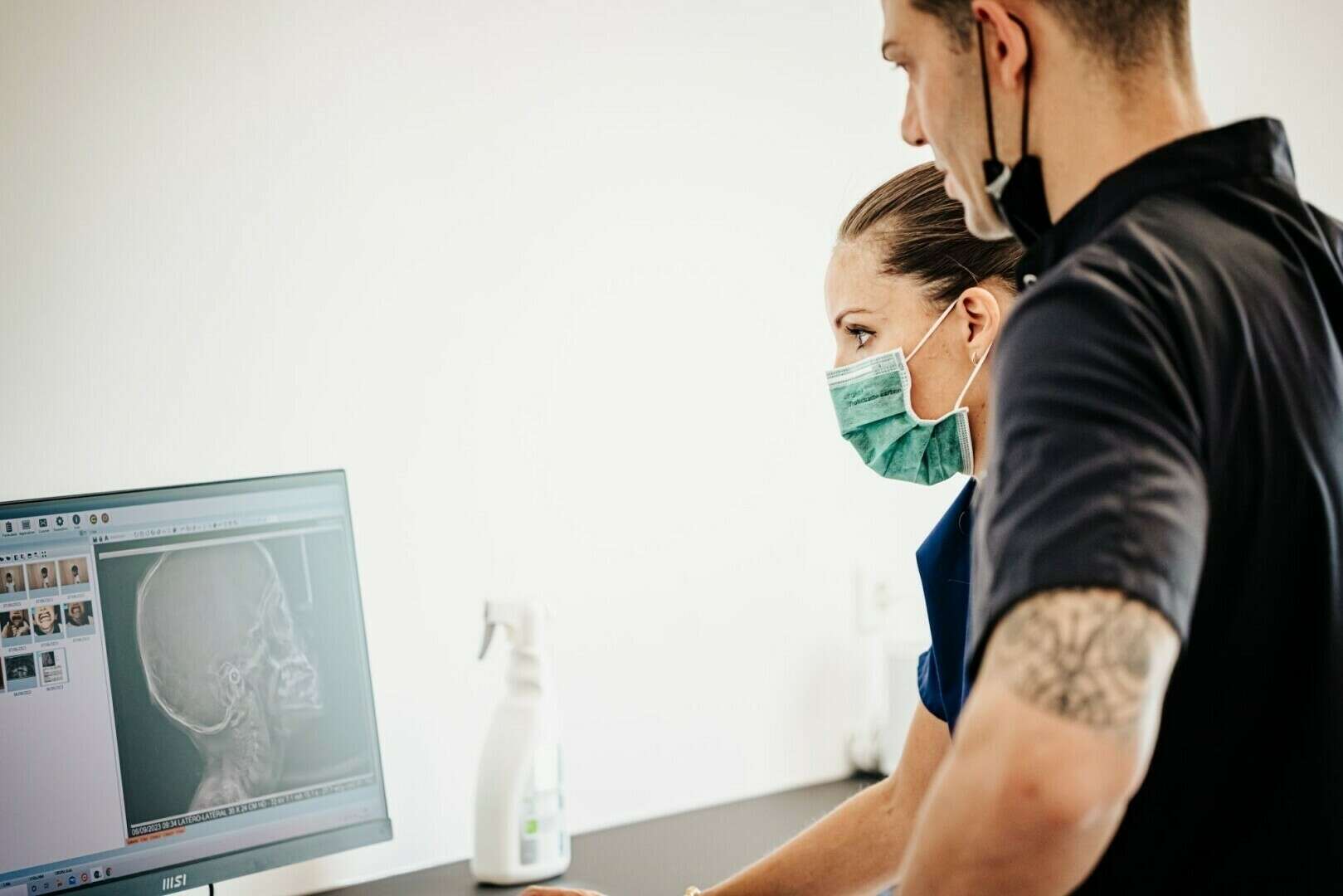 Le Docteur Lopes en consultation avec une patiente