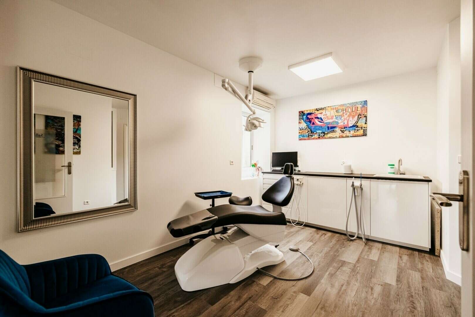 Salle de soin avec miroir