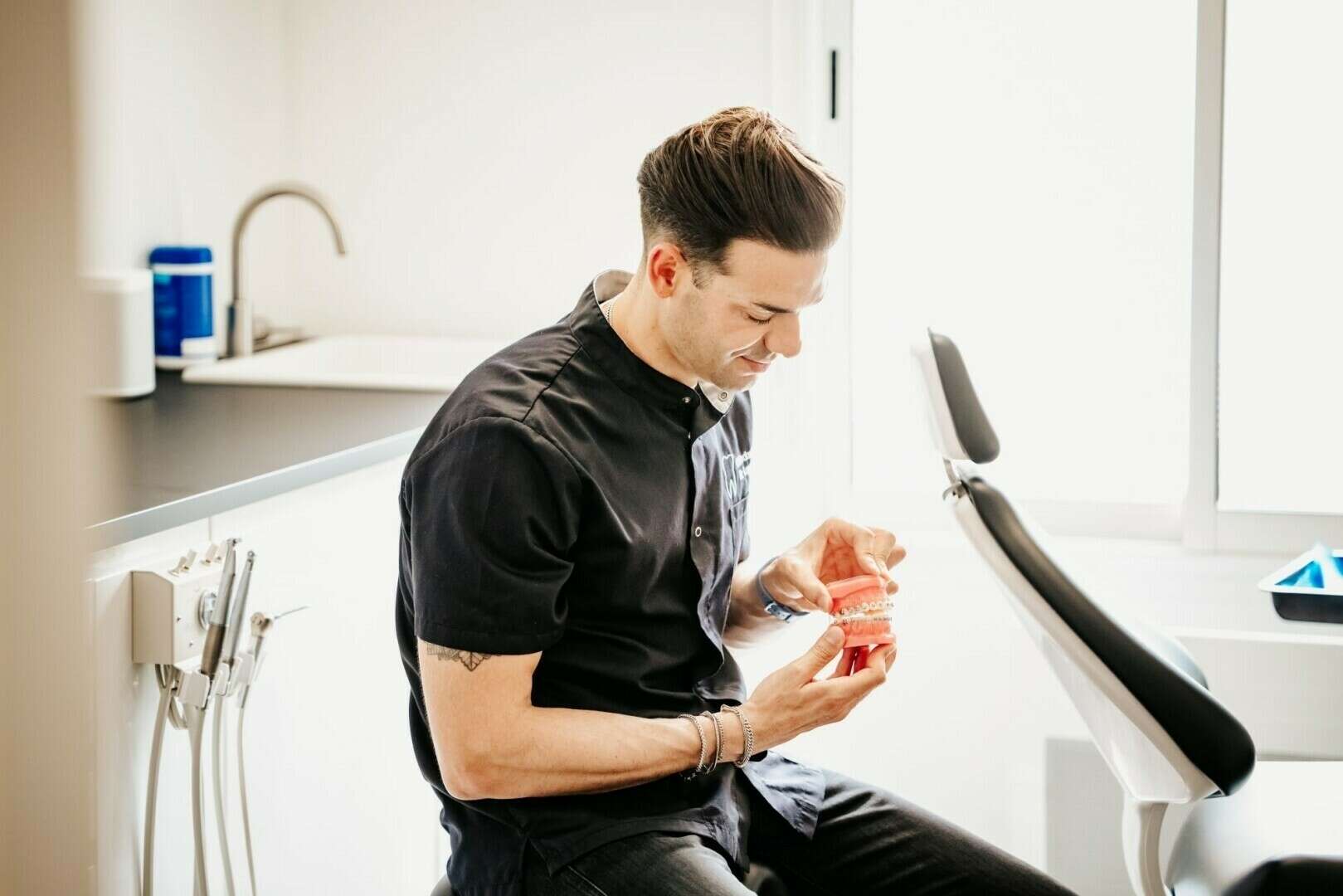 Le Docteur Lopes manipulant un appareil d'orthodontie