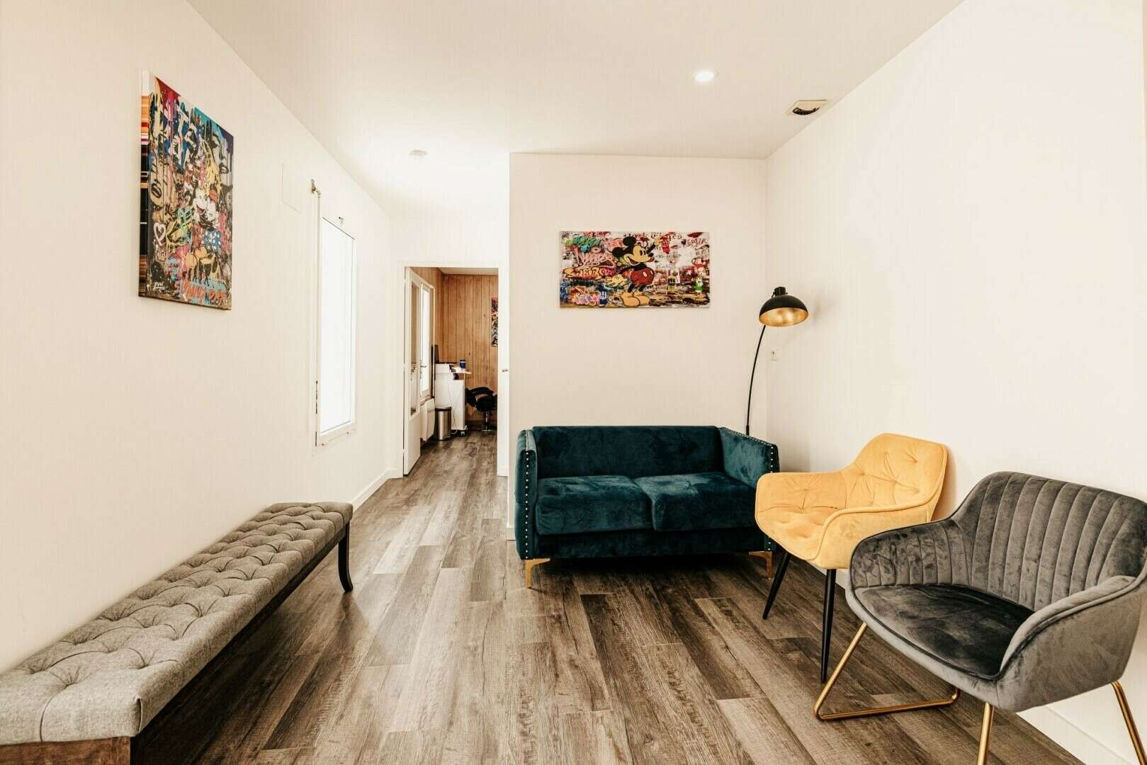 Salle d'attente avec canapé vert